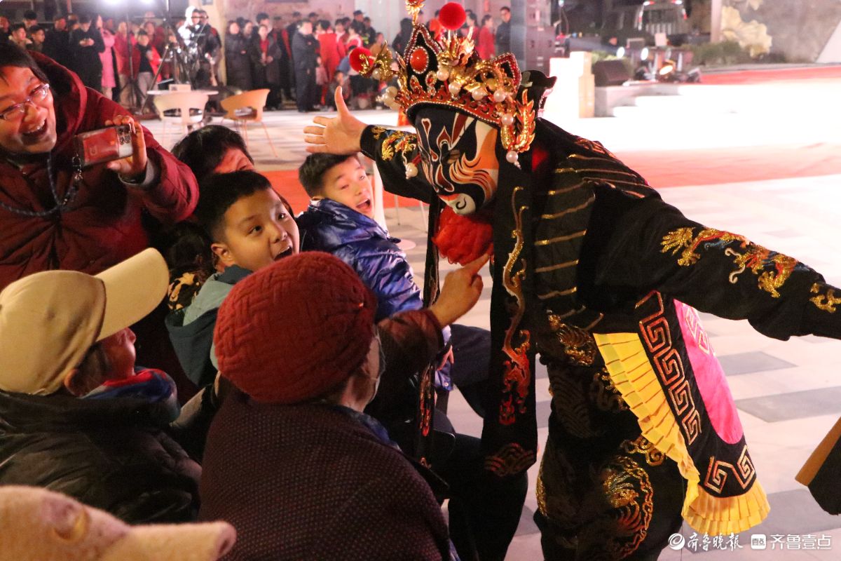 新春随手拍|家门口的晚会