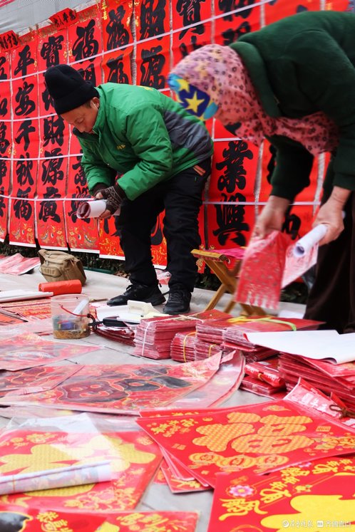 新春随手拍|年集上的一抹抹红