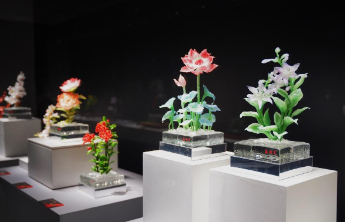 金马迎春！淄博琉璃惊艳央视春晚《十二花神》绽放舞台