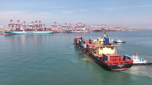 新春第一船靠泊,北方第一港火热,青岛港春节生产“马力全开”