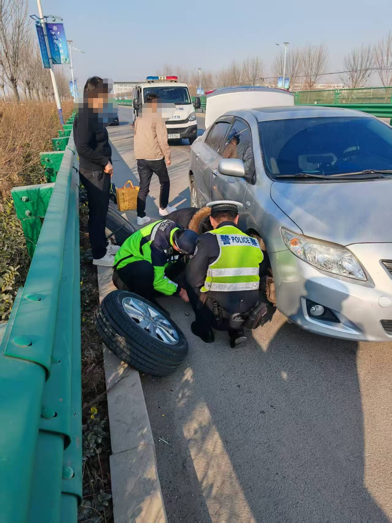 春节我在岗|轿车突发爆胎困在半路，莘县交警暖心出手