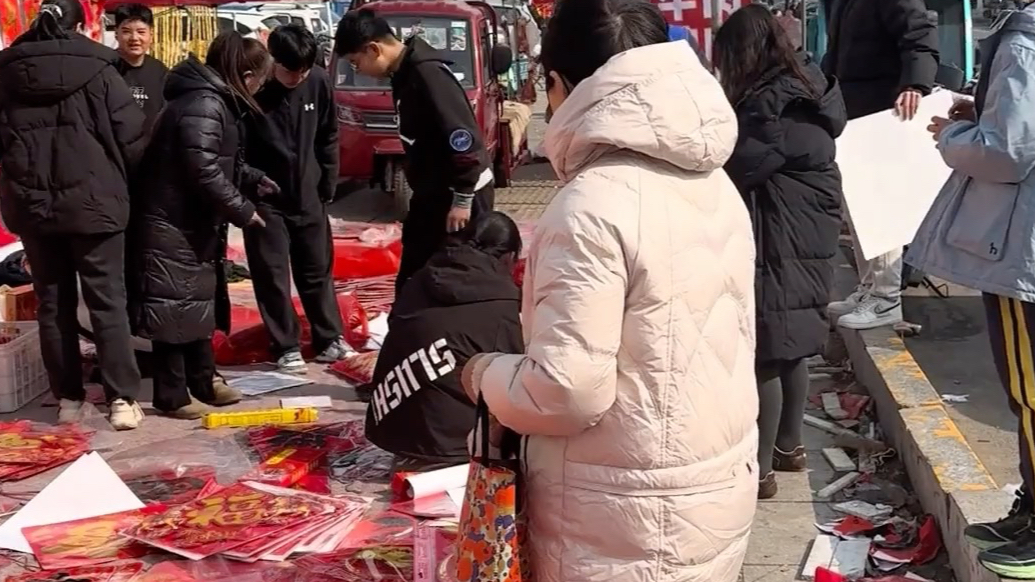 果然视频｜招远男孩街头卖对联引发爱心涌动，孩子妈妈回应来了