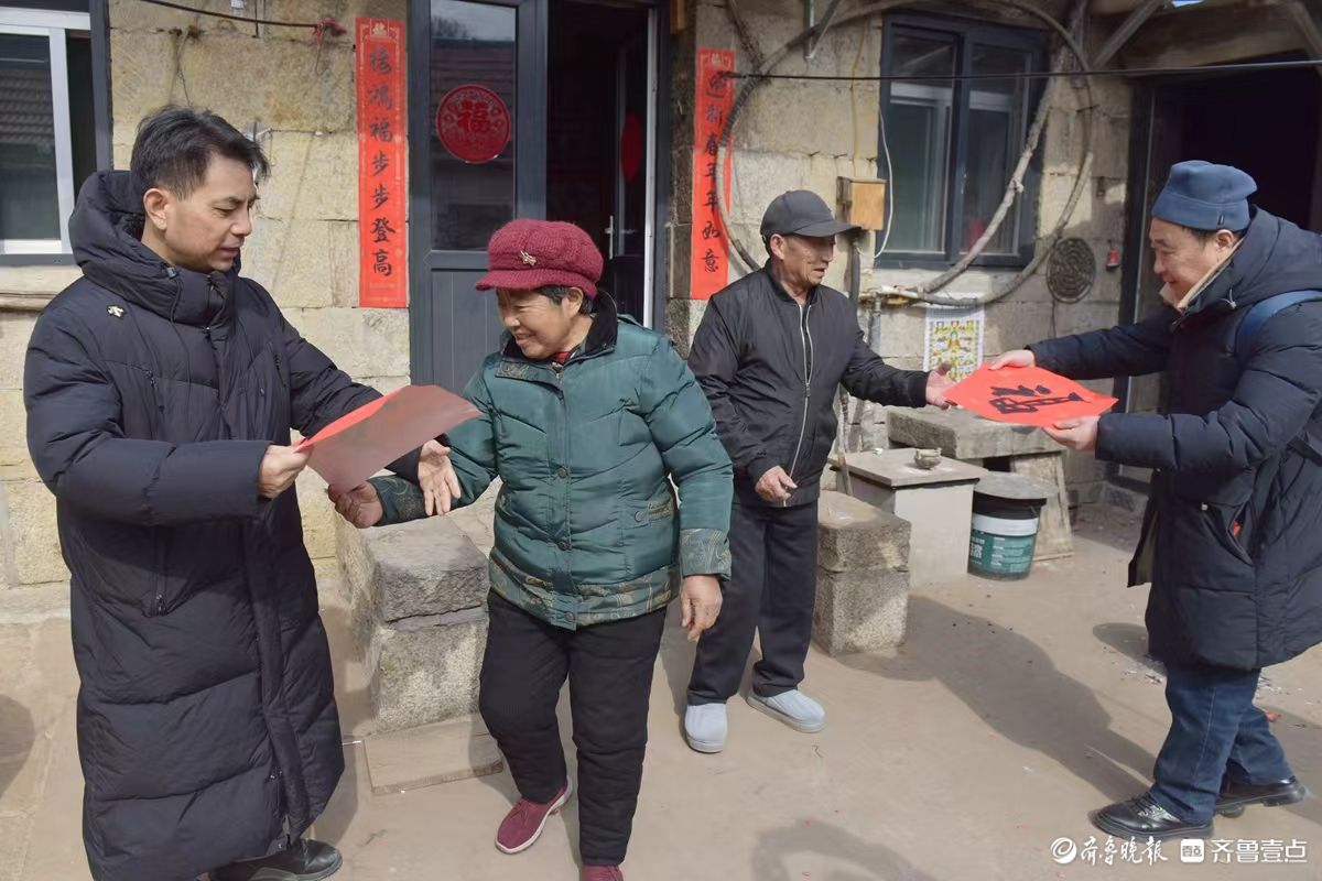 新春随手拍|送福进古村，定格幸福年      