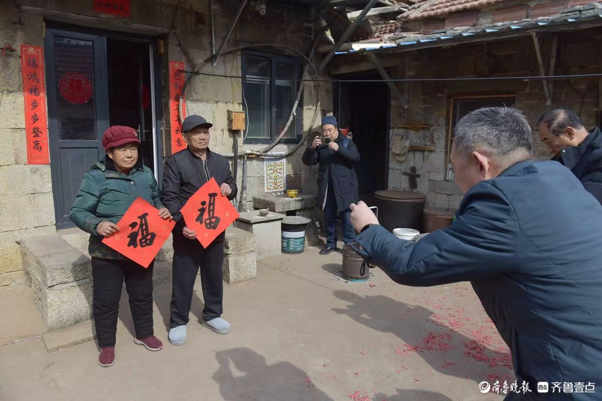 新春随手拍|送福进古村，定格幸福年      