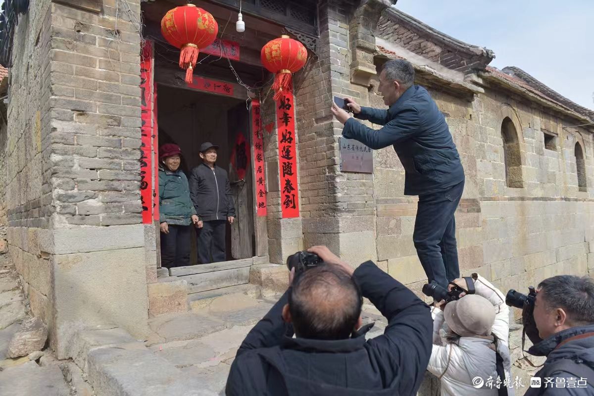 新春随手拍|送福进古村，定格幸福年      
