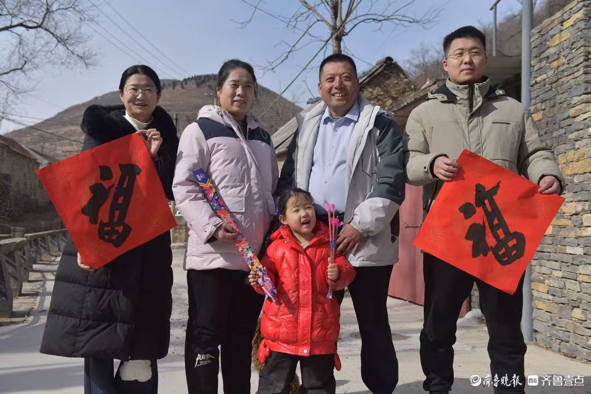 新春随手拍|送福进古村，定格幸福年      