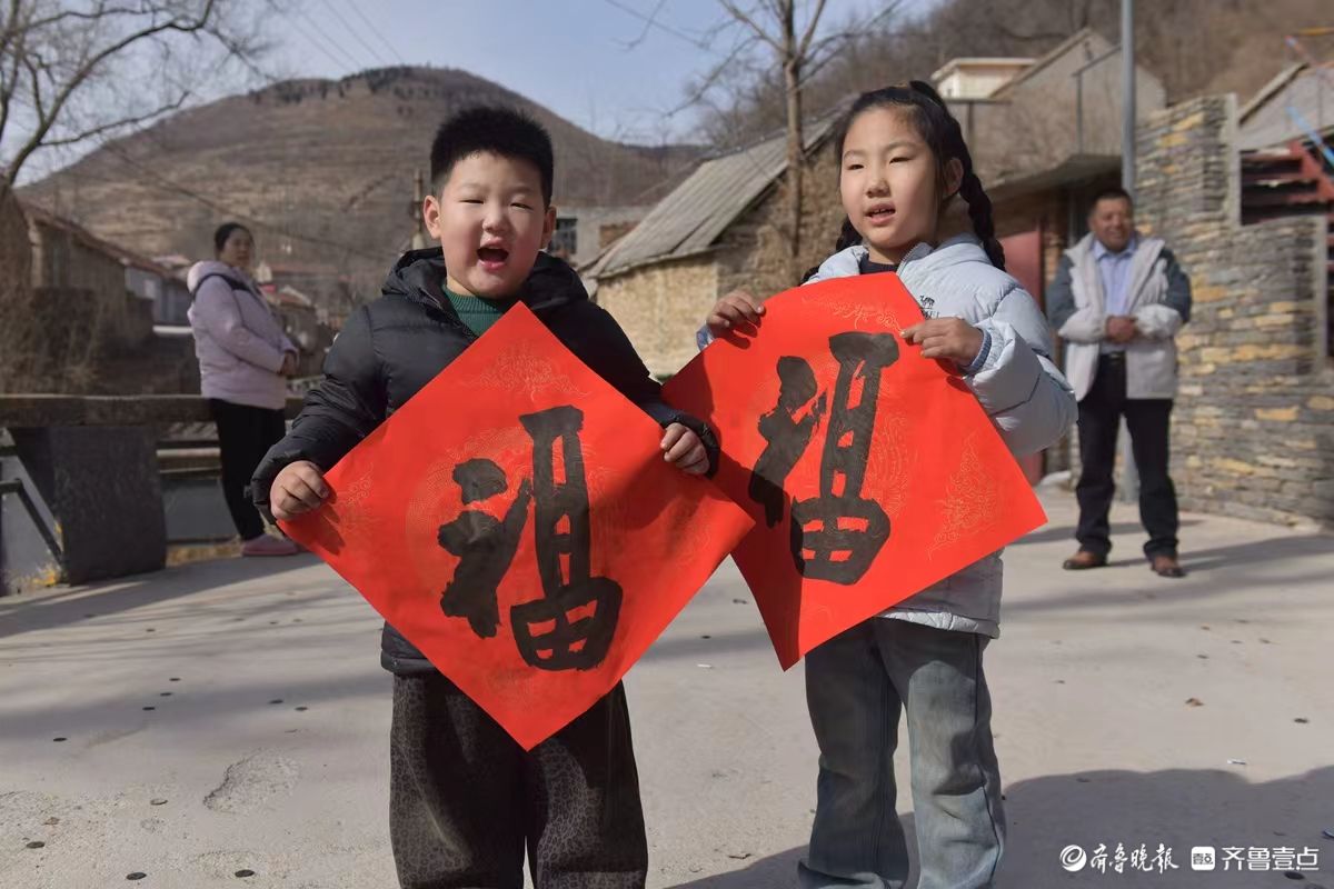新春随手拍|送福进古村，定格幸福年      