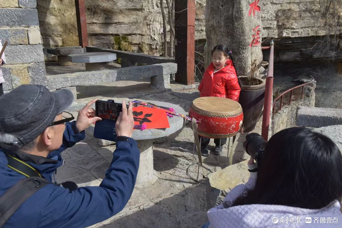 新春随手拍|送福进古村，定格幸福年      