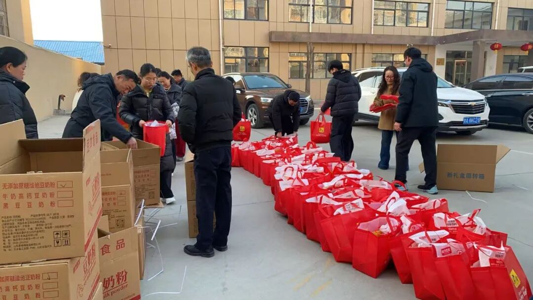 情暖新春 爱润桑榆-成武县志愿者大年初一慰问敬老院五保老人