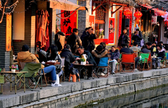 壹点日历2.19|人伴暖阳行路远，心随花开梦亦甜！早安