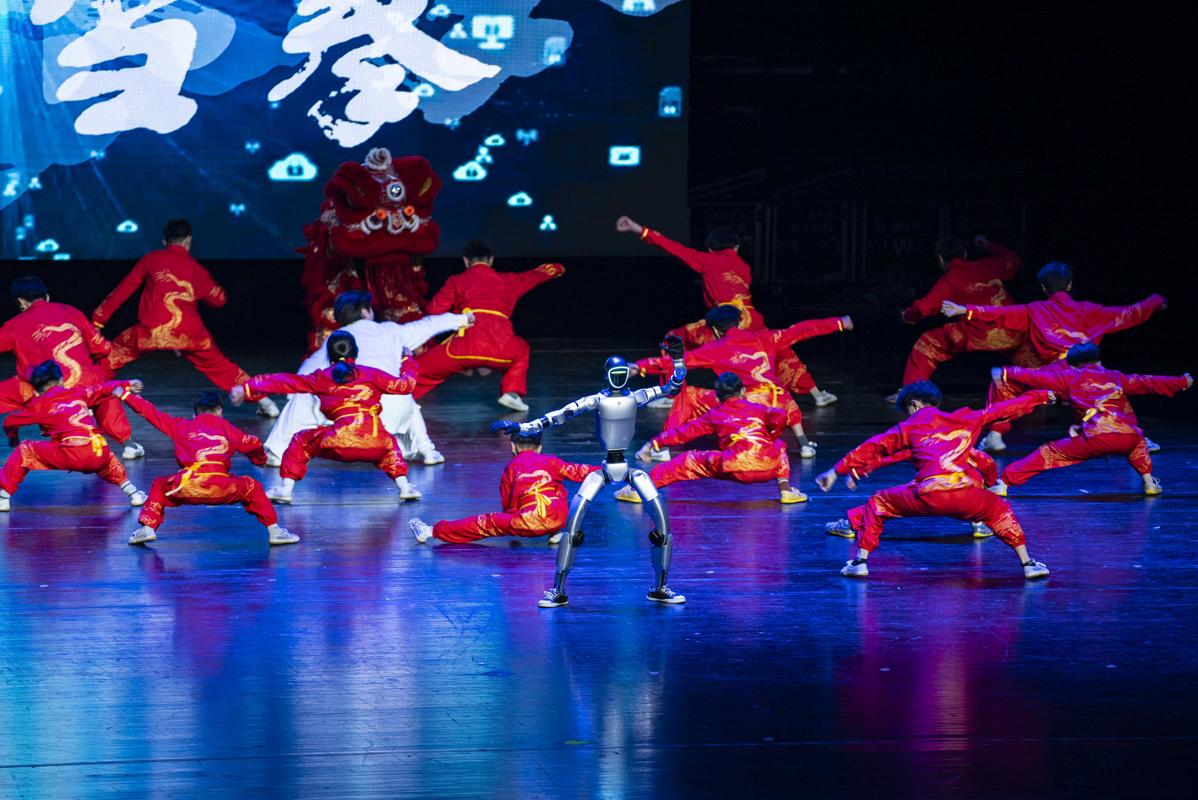 会行礼、会互动、会暖心！2026山东机器人春晚别样人情味儿！