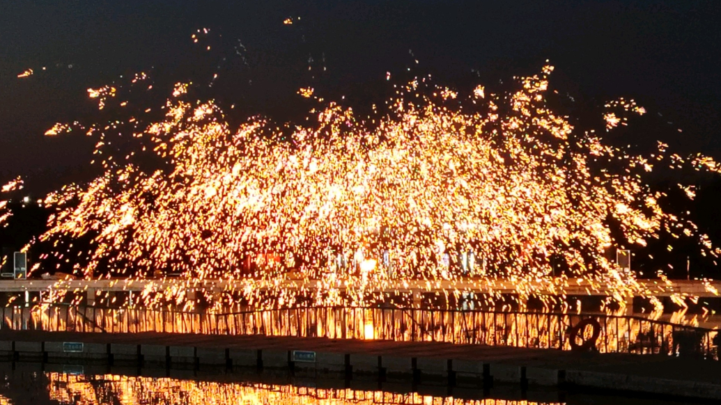 壹粉过大年|济南华山脚下铁花盛宴璀璨亮相，犹如星光洒落夜空