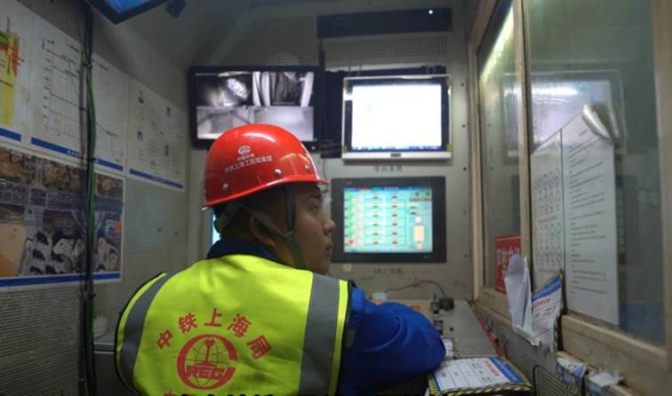 新春走基层｜地铁隧道里的年味儿