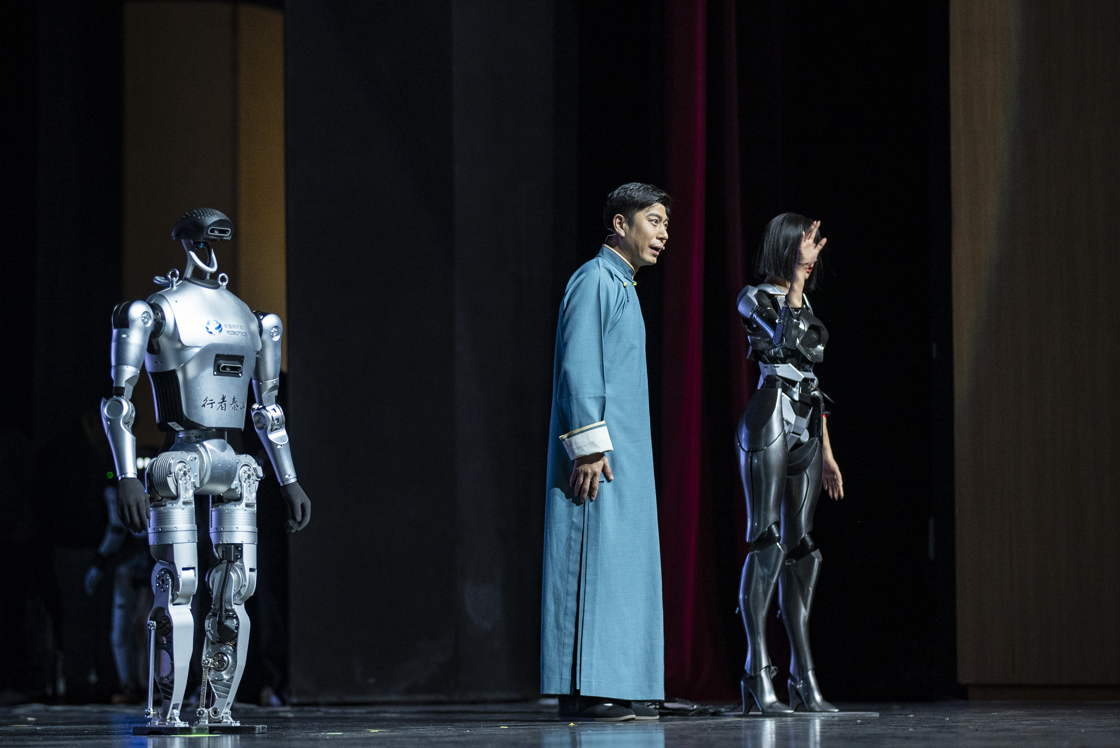 钢铁亦温良 此心安处是吾乡，看山东机器人春晚里的浓浓烟火气