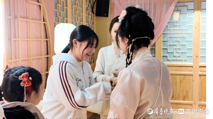 果然视频|与演员零距离互动，你也能当“雨荷”故事里的主角