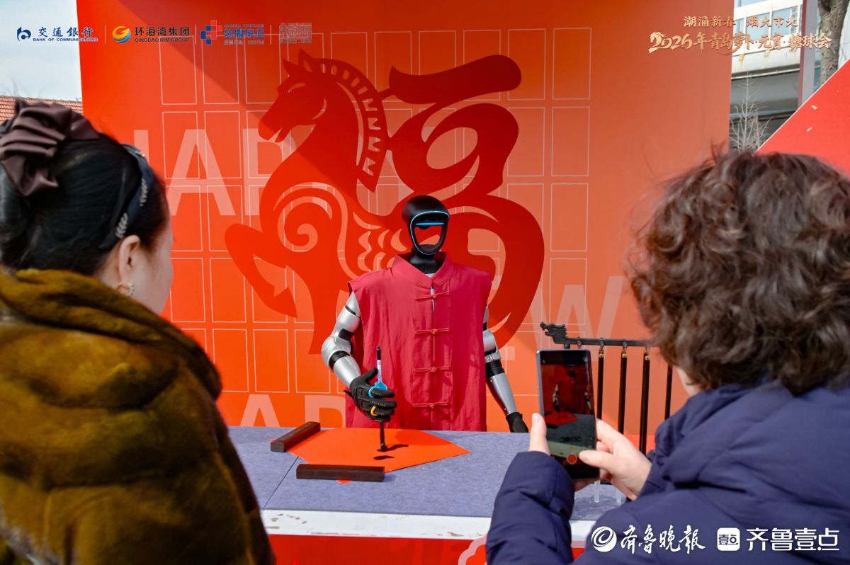 指尖跃动“科技红” ，大鲍岛机器人写福成糖球会新晋顶流