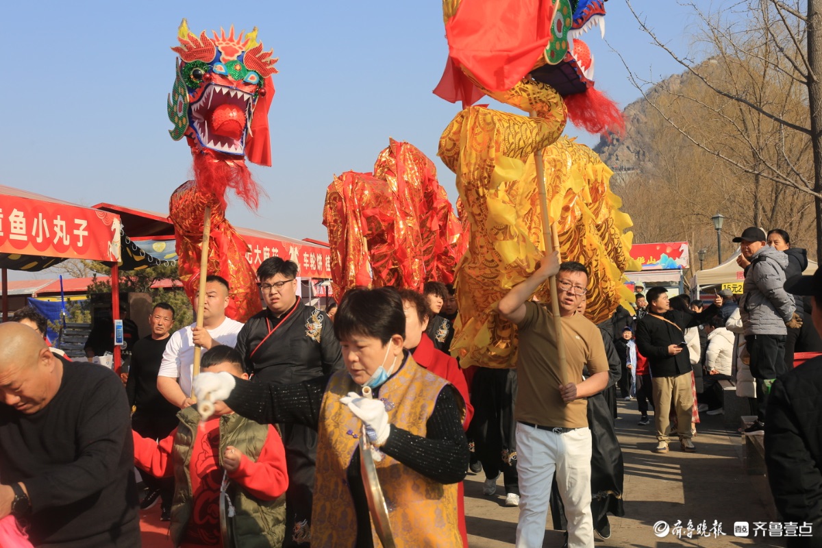 龙跃华山闹新春 