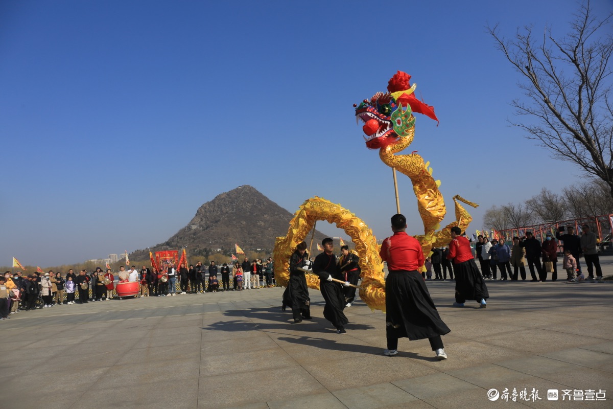 龙跃华山闹新春 