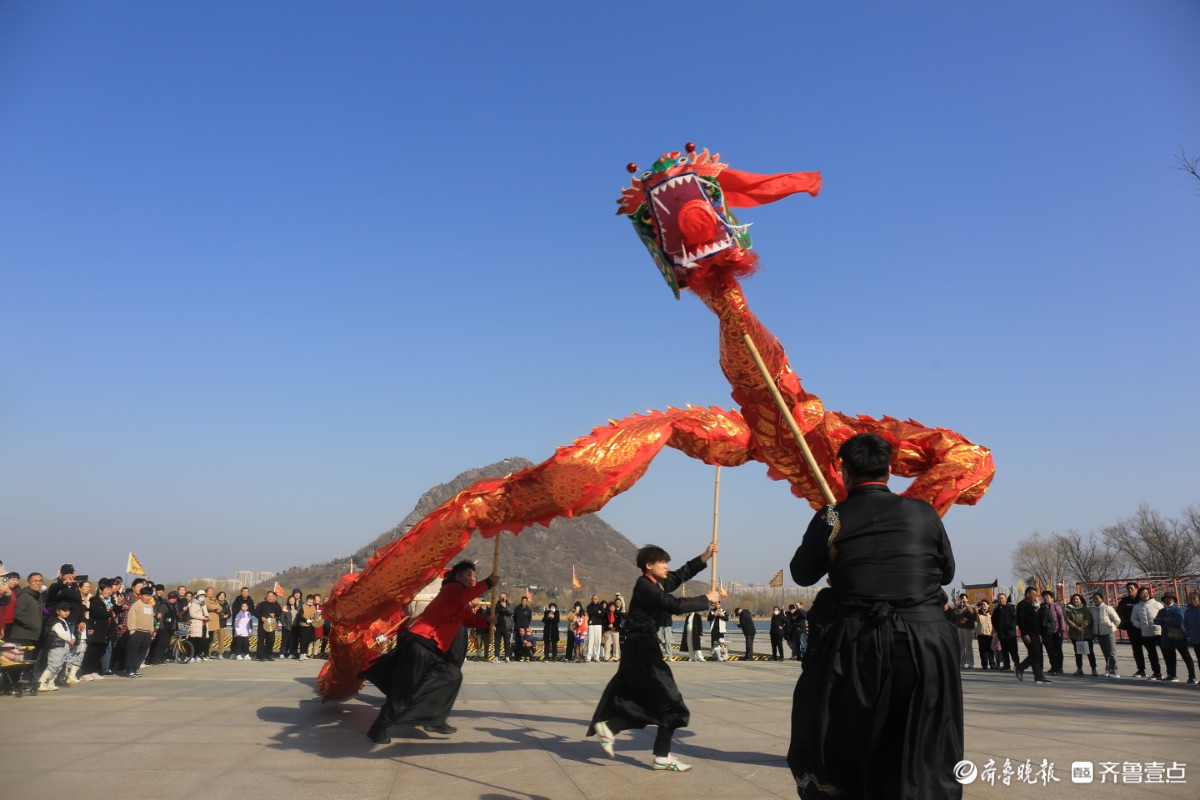 龙跃华山闹新春 