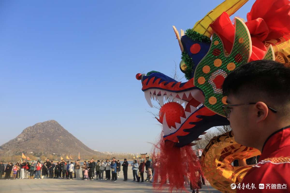 龙跃华山闹新春 