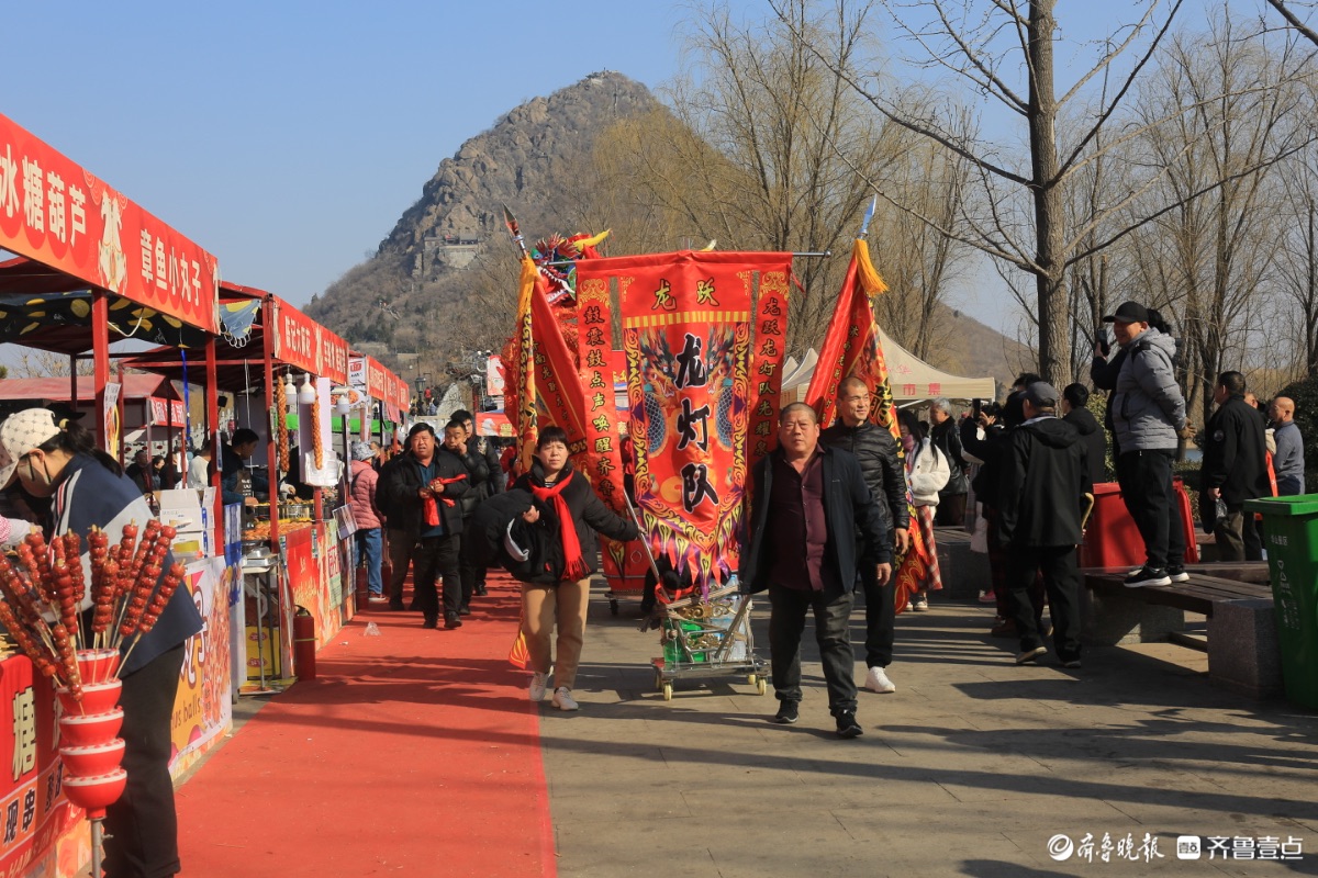 龙跃华山闹新春 