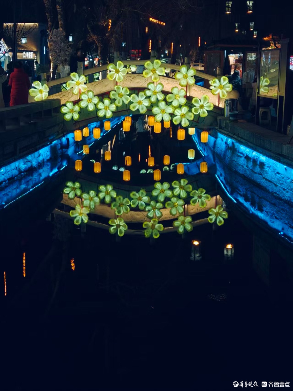 夜晚的济南古城光影灿烂