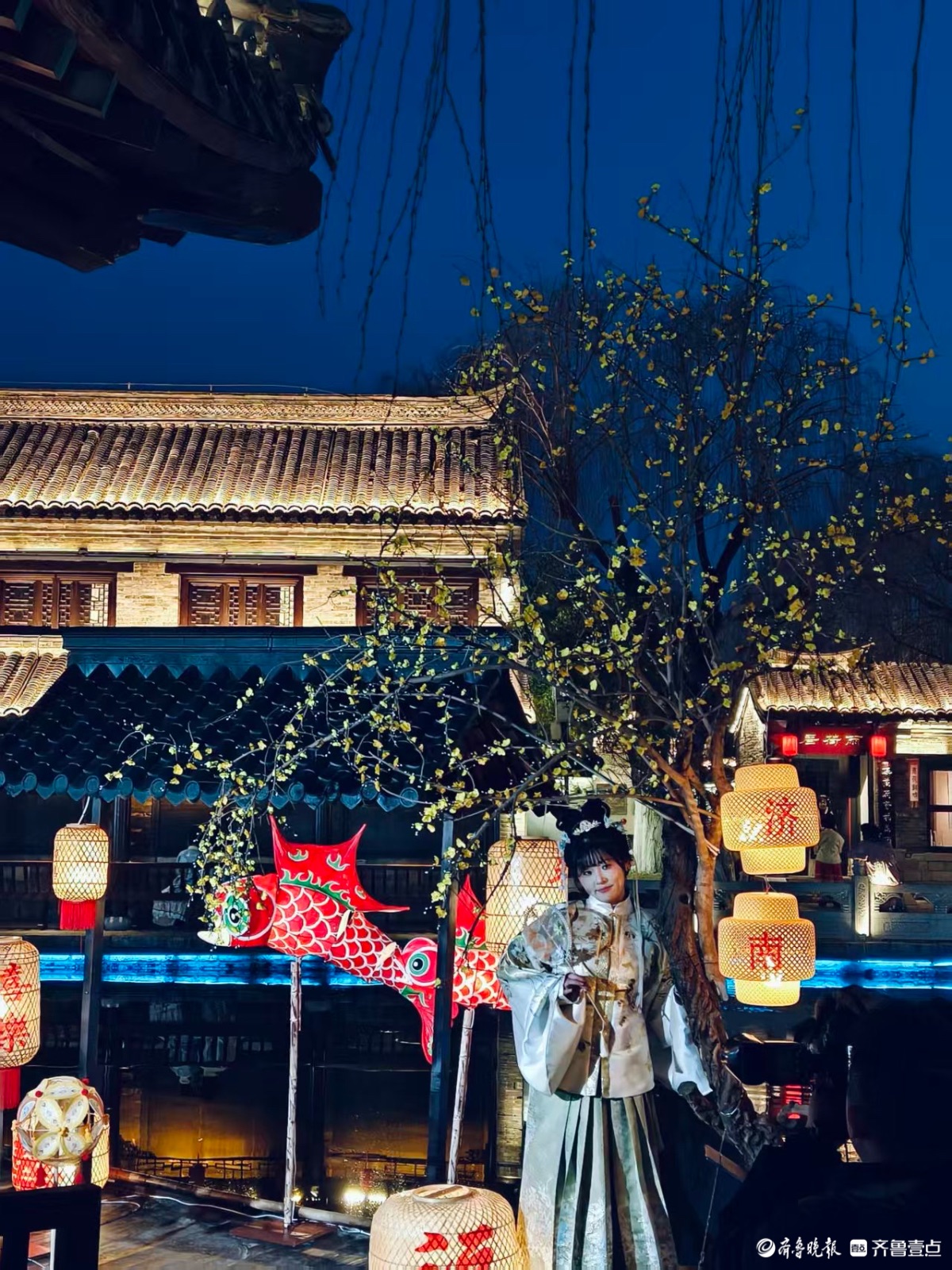 夜晚的济南古城光影灿烂