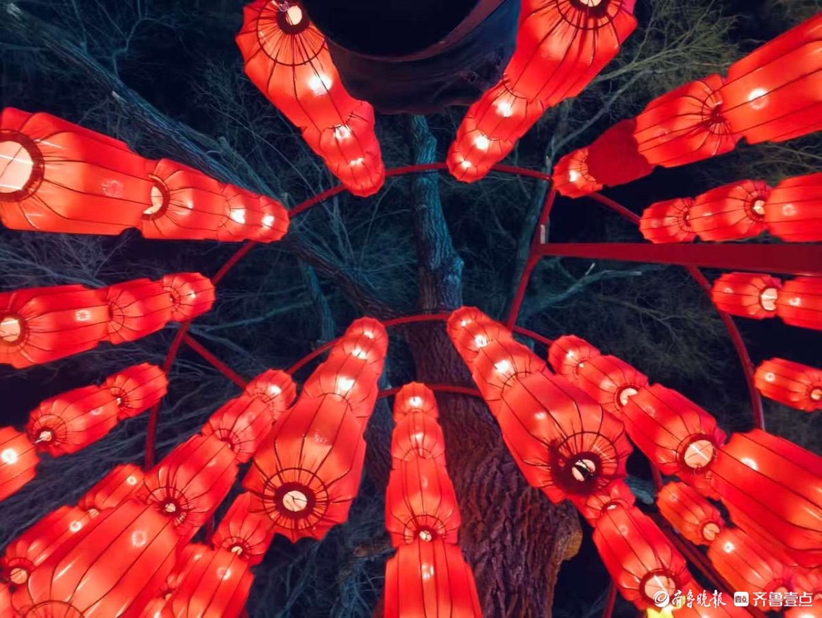 夜晚的济南古城光影灿烂