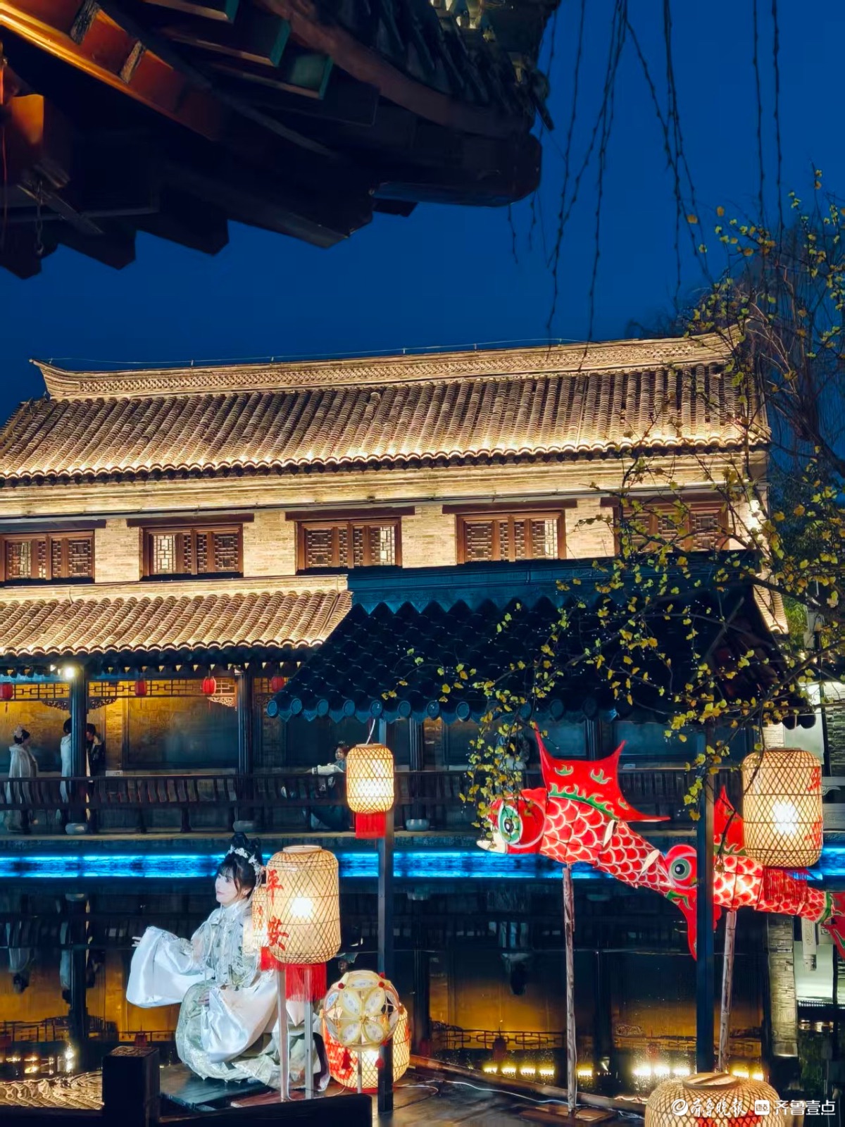 夜晚的济南古城光影灿烂