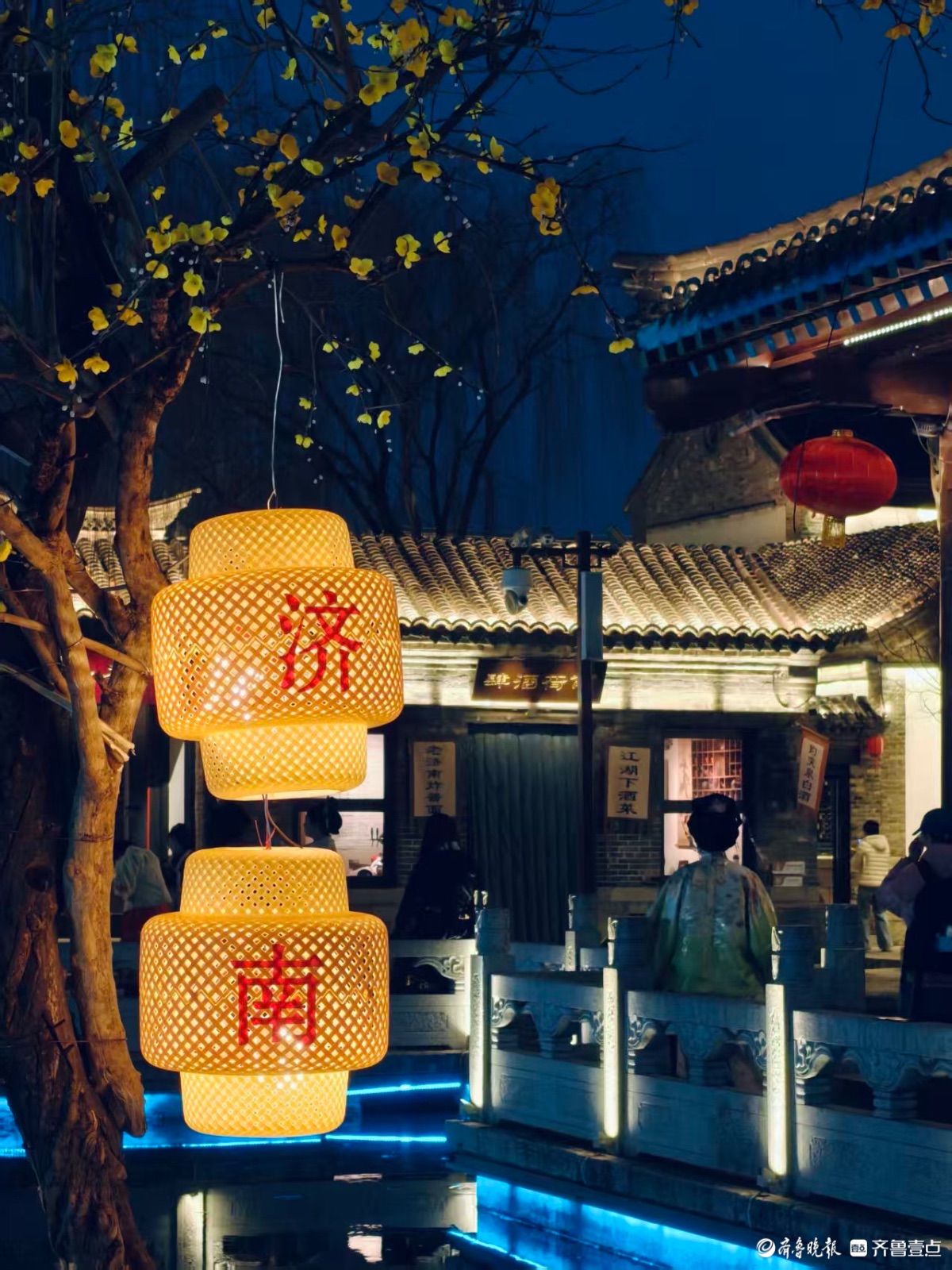 夜晚的济南古城光影灿烂