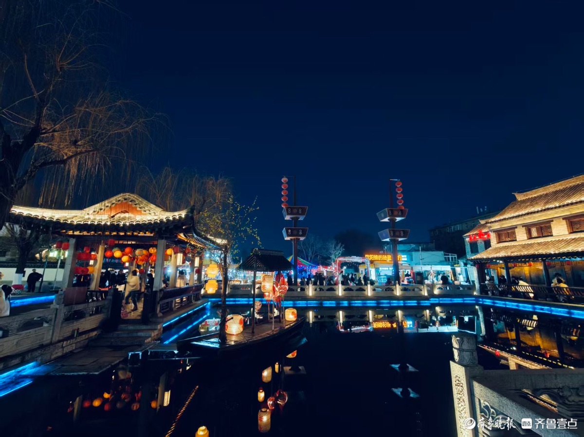 夜晚的济南古城光影灿烂