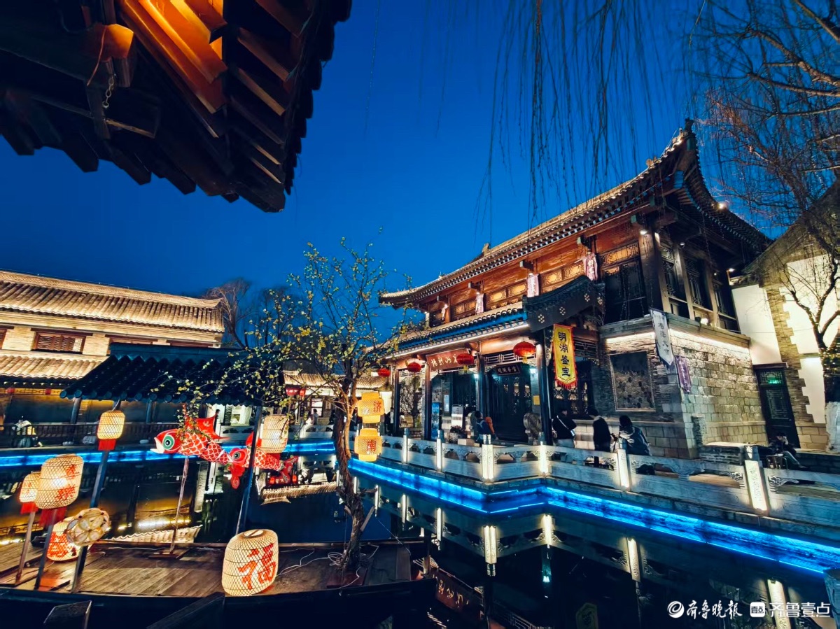 夜晚的济南古城光影灿烂