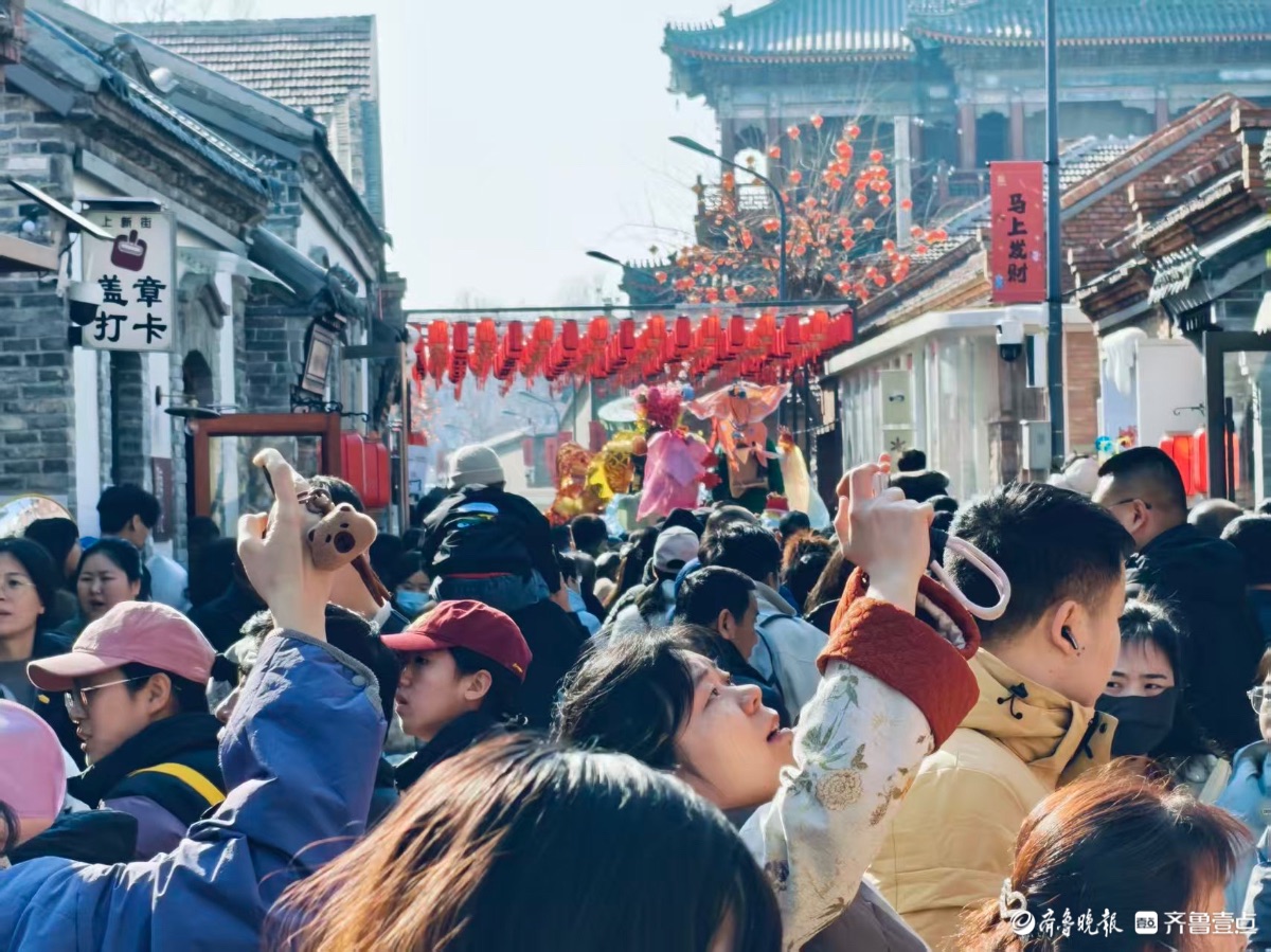 假日里济南上新街，新年新气象