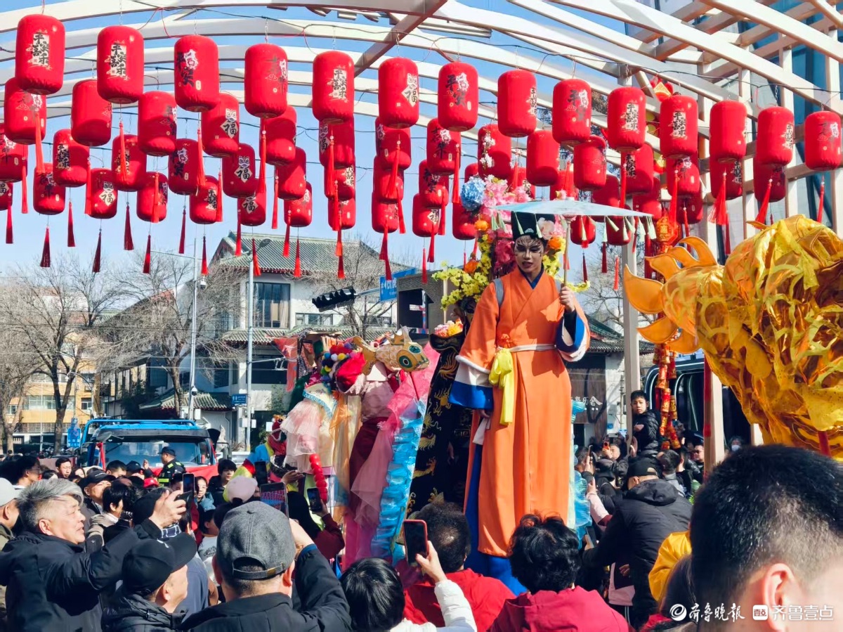 假日里济南上新街，新年新气象