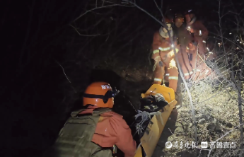 一女子爬山不慎崴脚被困，消防员紧急上山救援