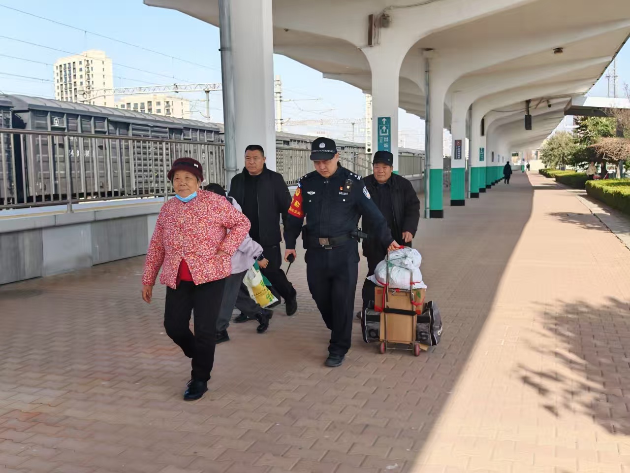 春运返程迎来小高峰，济南铁路公安处禹城站派出所民警暖心护平安