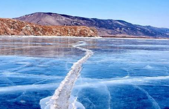 载8名中国游客汽车在贝加尔湖落水，目前仅一名中国游客获救