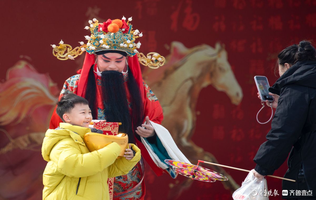 新春随手拍|火舞古镇福满戏台