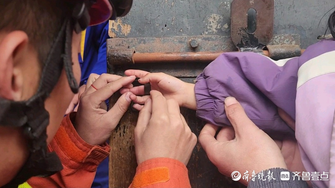 果然视频|一女童不慎手卡锁鼻的孔洞中，消防员耐心处置帮其脱困