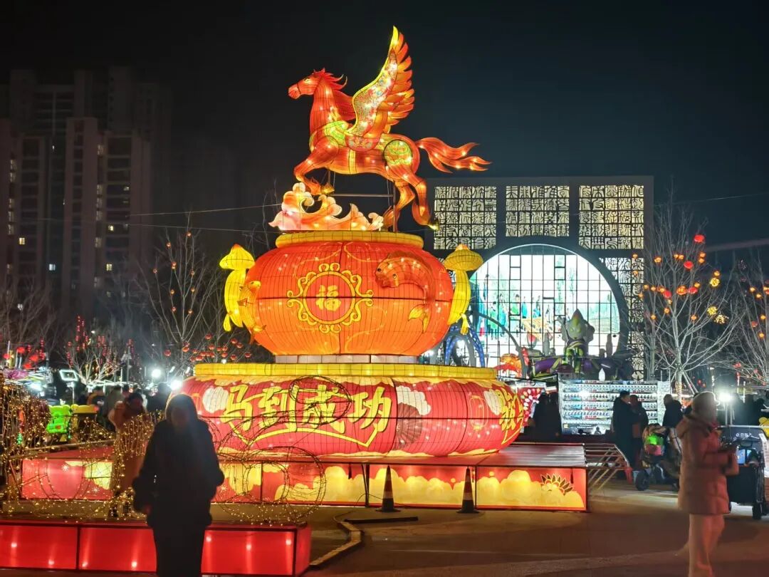 新春走基层丨流光溢彩不夜天，东港灯会年味浓