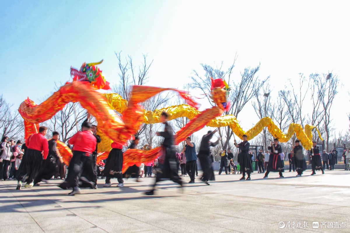 华山公园看舞龙，锣鼓喧天年味浓