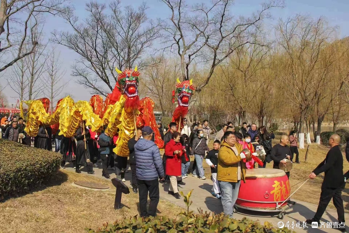 华山公园看舞龙，锣鼓喧天年味浓