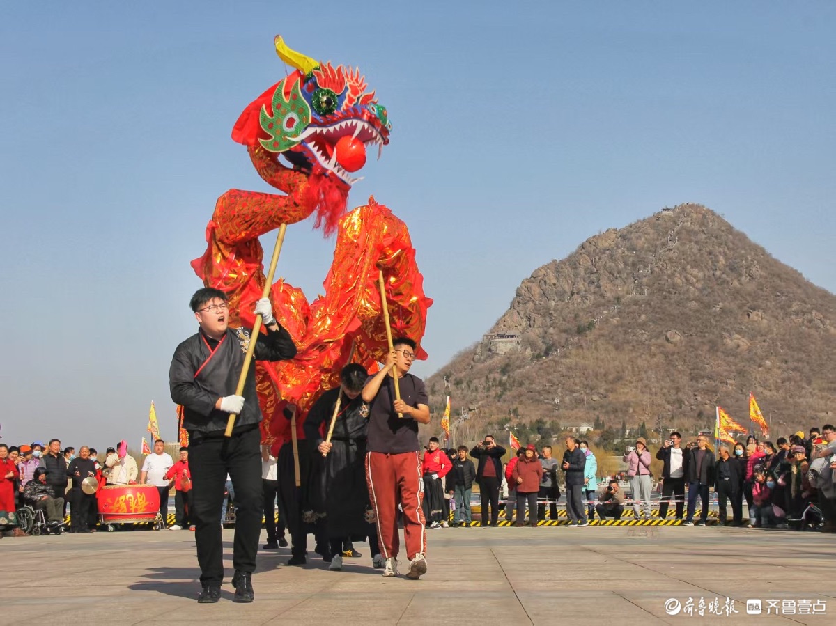华山公园看舞龙，锣鼓喧天年味浓
