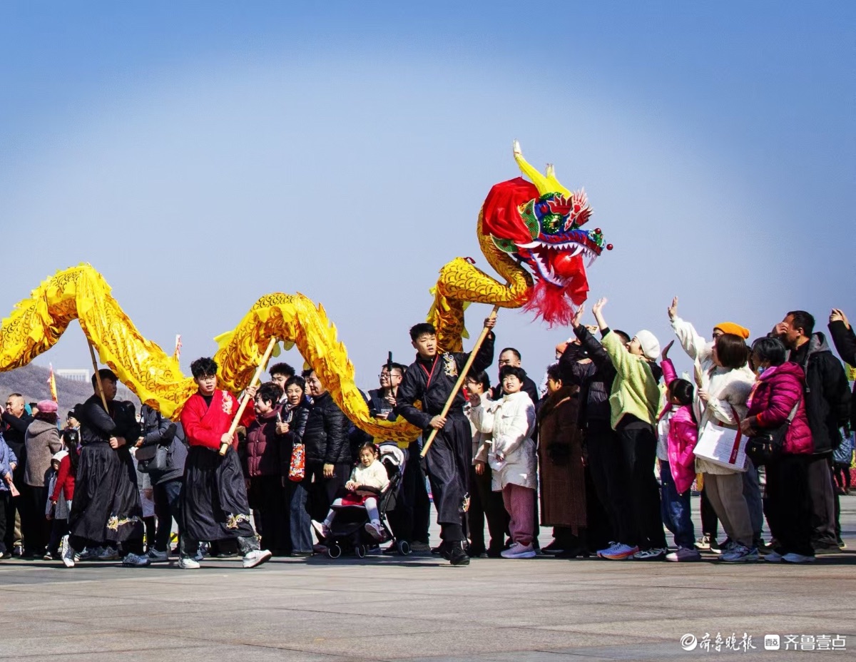 华山公园看舞龙，锣鼓喧天年味浓