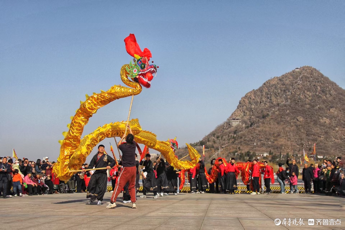 华山公园看舞龙，锣鼓喧天年味浓