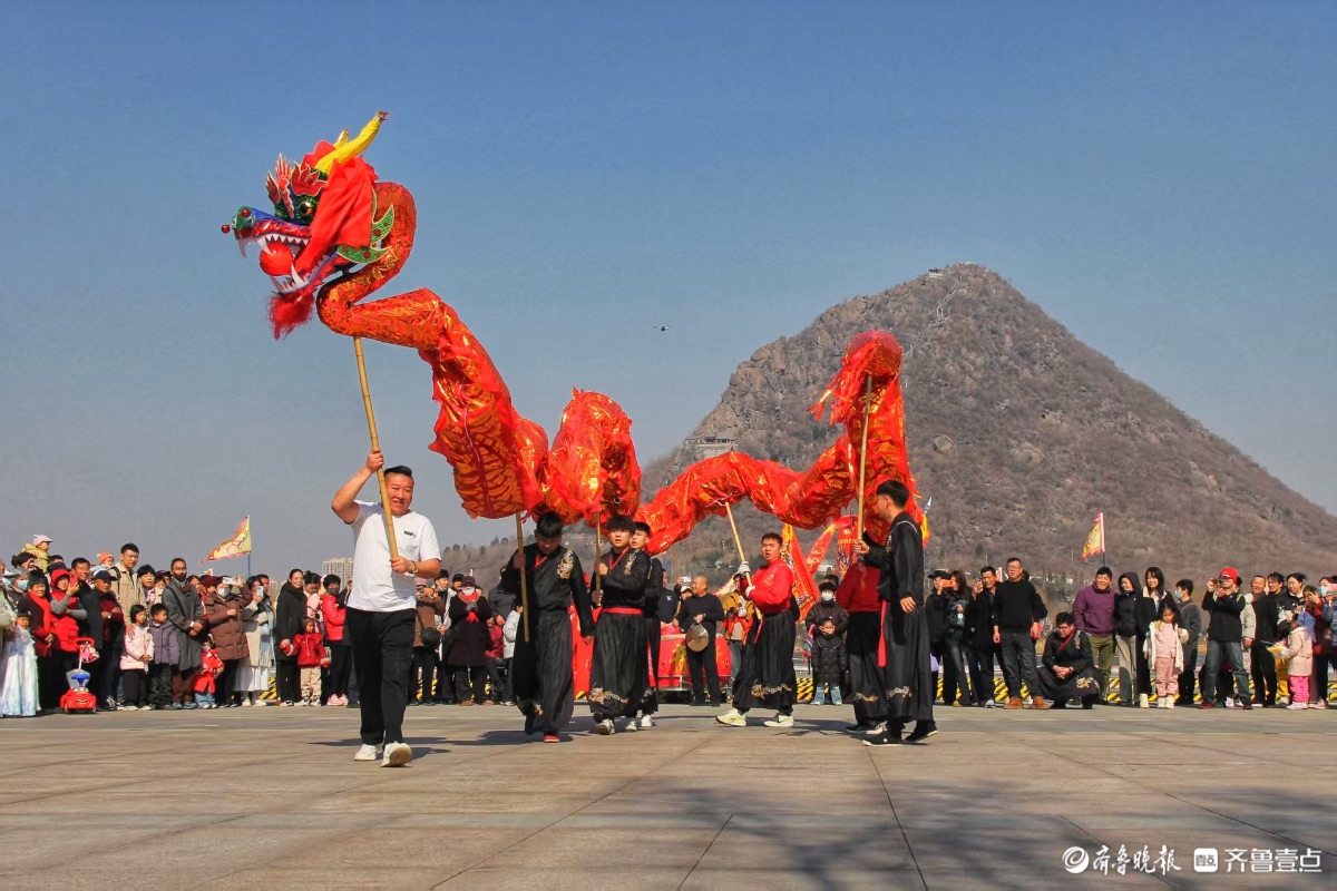 华山公园看舞龙，锣鼓喧天年味浓