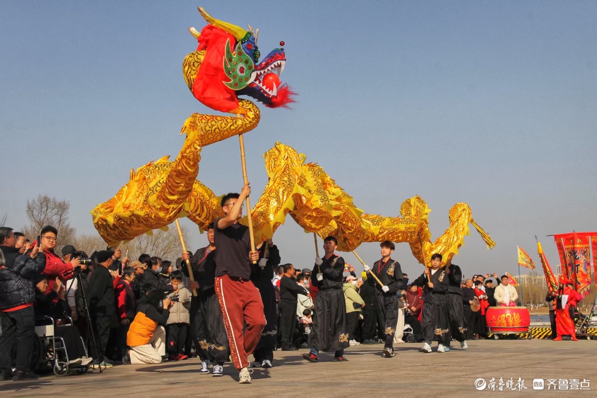 华山公园看舞龙，锣鼓喧天年味浓