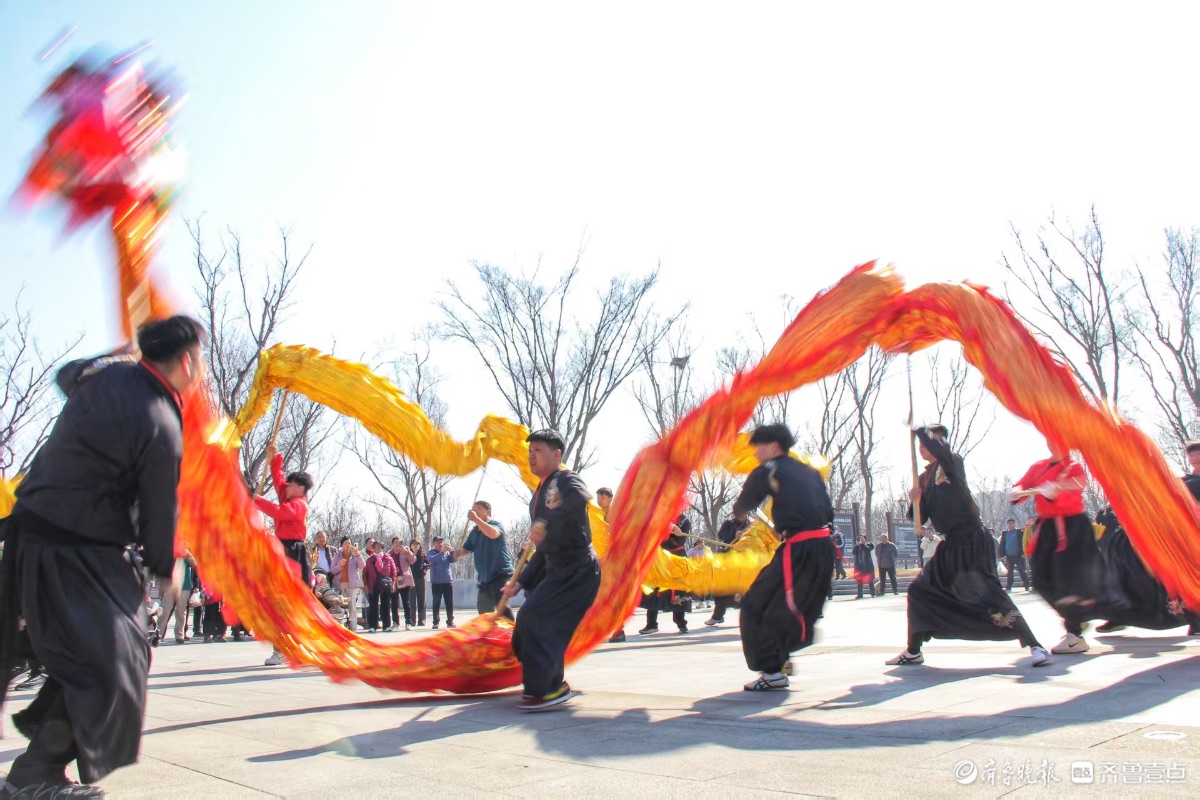 华山公园看舞龙，锣鼓喧天年味浓