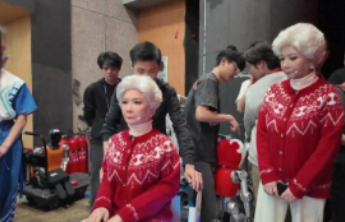 机器人集体亮相春晚后：“假蔡明”被送给了真蔡明，“春晚版熊猫”拍出近6万元高价