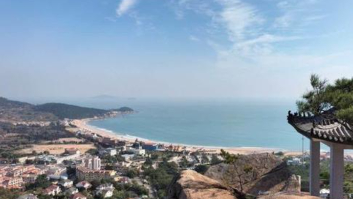 云游青岛丨来仰口沙滩看绿水青山